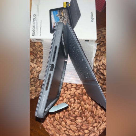 Logitech Rugged Folio Keyboard Case for Apple iPad 7th & 8th Generation - Picture 12 of 13